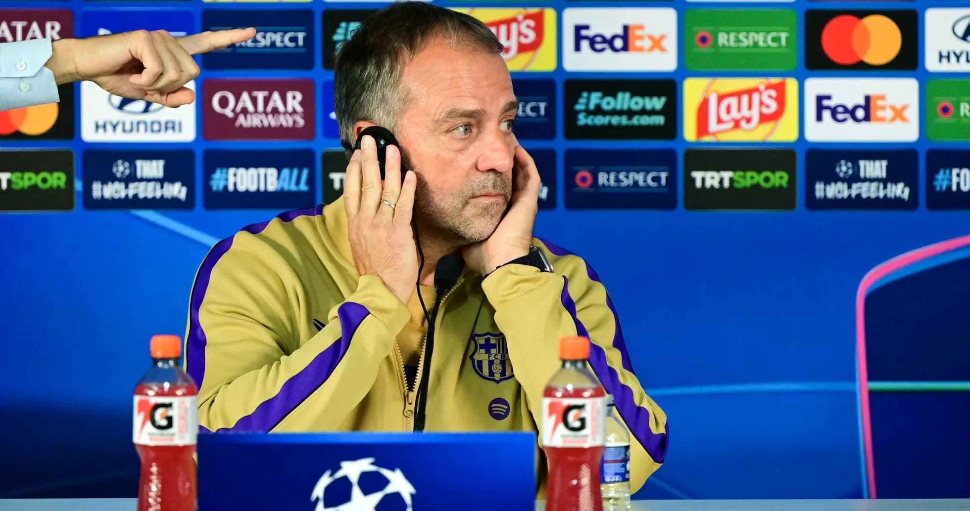 Entrenador en conferencia de prensa con auriculares