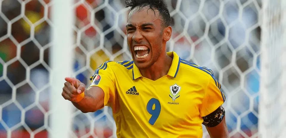 Jugador celebrando un gol en un partido de fútbol