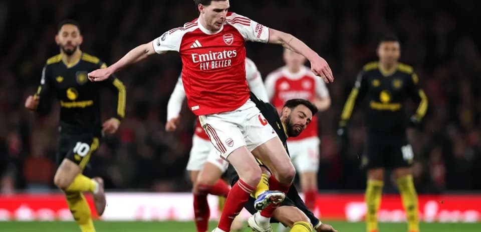 Jugador de Arsenal evitando una falta durante partido