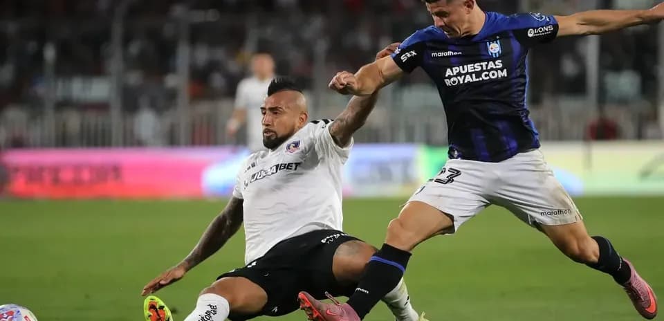 Jugador de Colo Colo derribando a un oponente