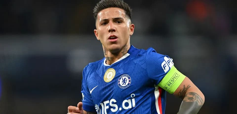 Jugador de Chelsea con cinta de capitán en campo