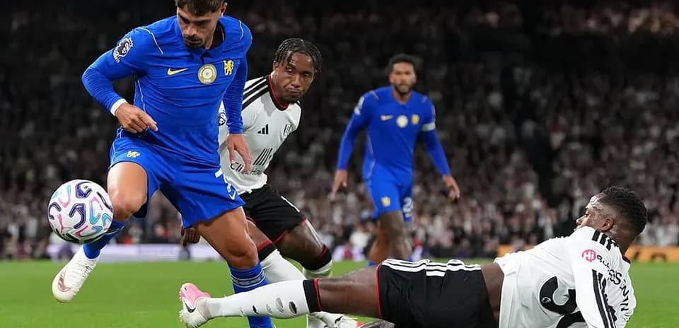 Jugadores de Fulham y Chelsea en acción