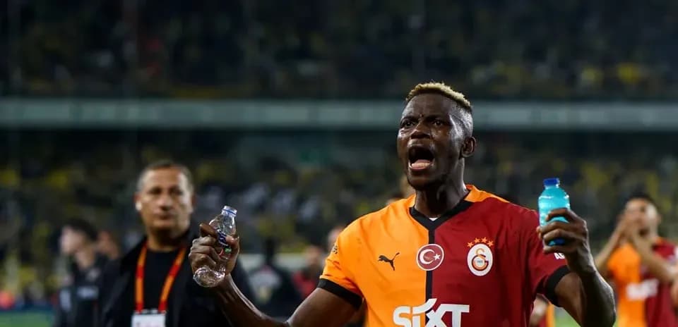 Jugador de Galatasaray celebrando con botellas en mano