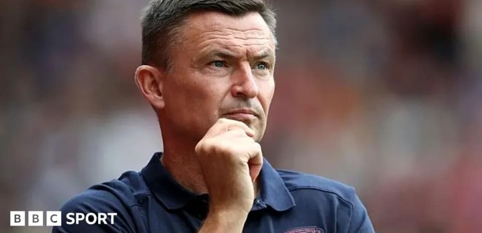 Entrenador observando el partido desde la línea lateral
