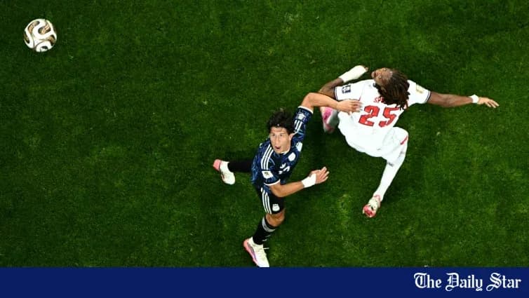 Jugador japonés y jugador sudafricano en acción