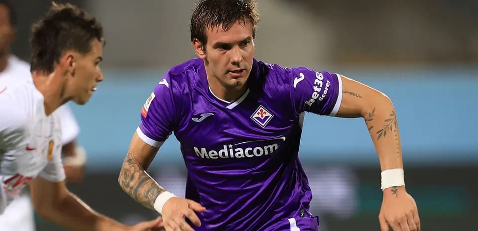 Jugador de Fiorentina avanzando con el balón