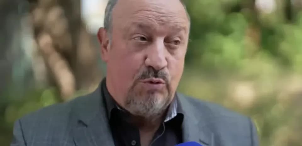 Hombre hablando durante una entrevista al aire libre