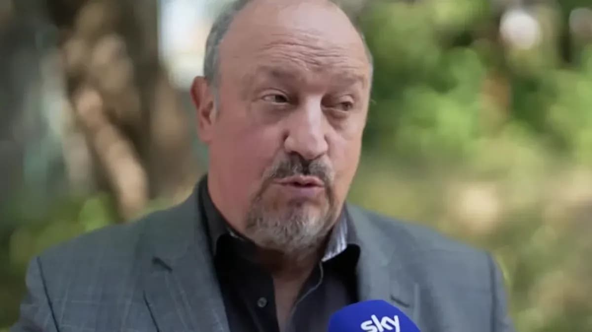 Hombre hablando durante una entrevista al aire libre