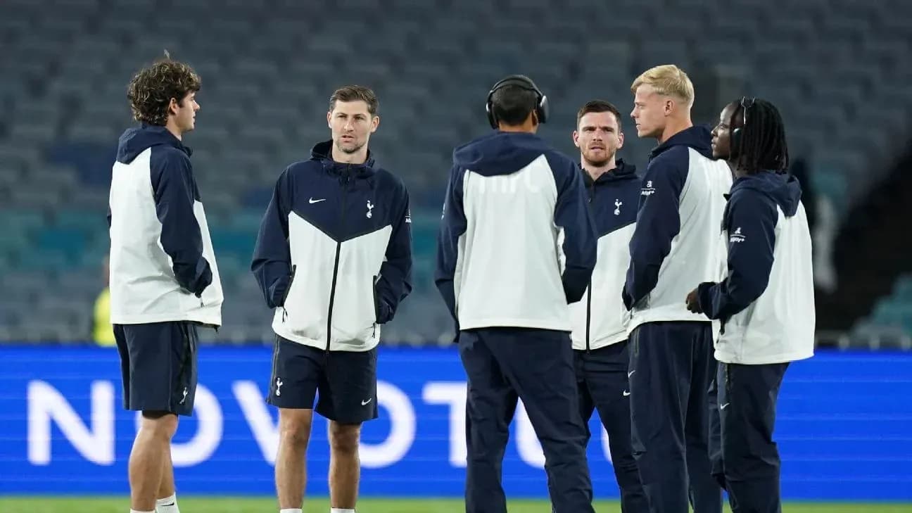 Jugadores de Tottenham en charla en el campo