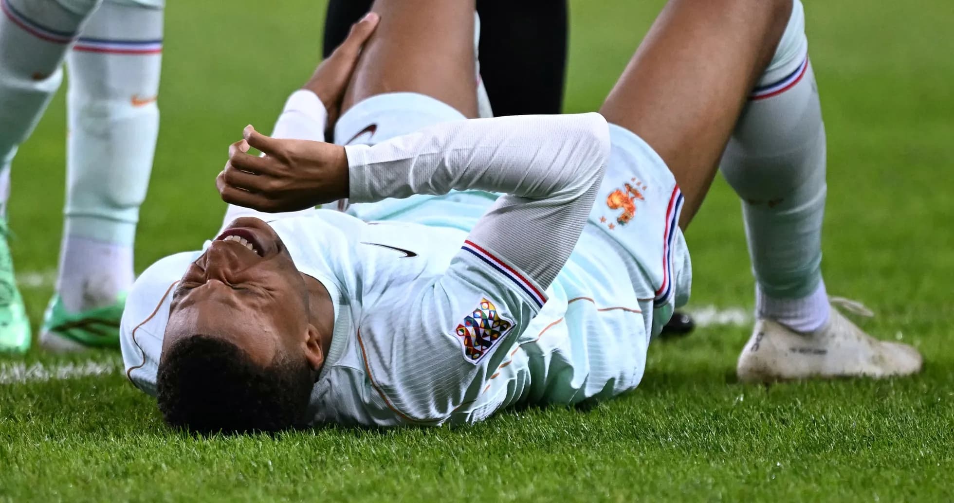 Jugador tendido en el suelo tras lesión en el partido