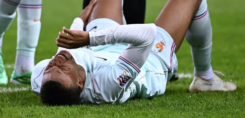 Jugador tendido en el suelo tras lesión en el partido