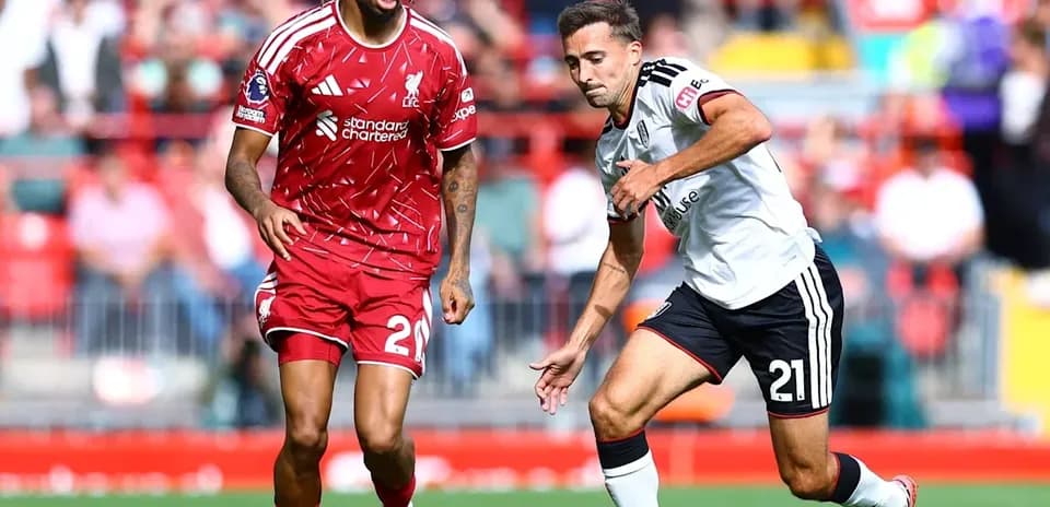 Jugadores de Liverpool y Fulham en acción durante partido