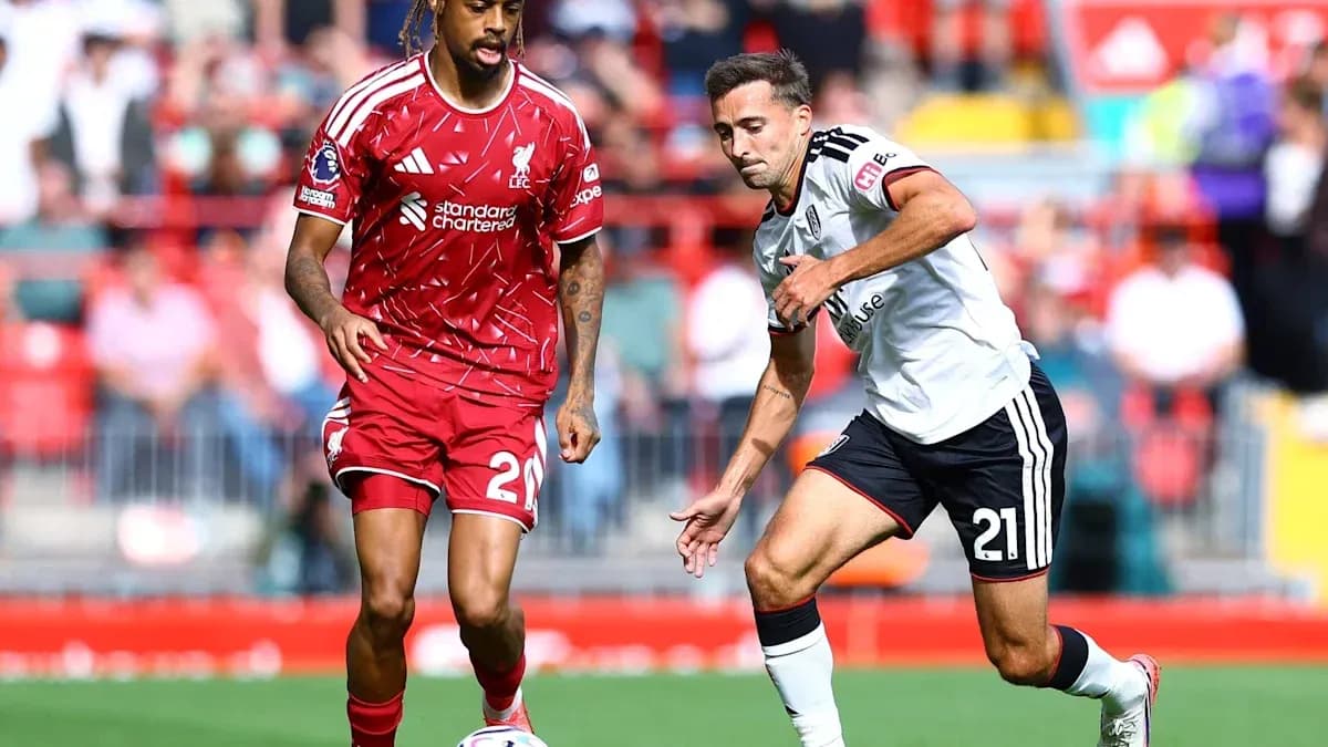 Jugadores de Liverpool y Fulham en acción durante partido