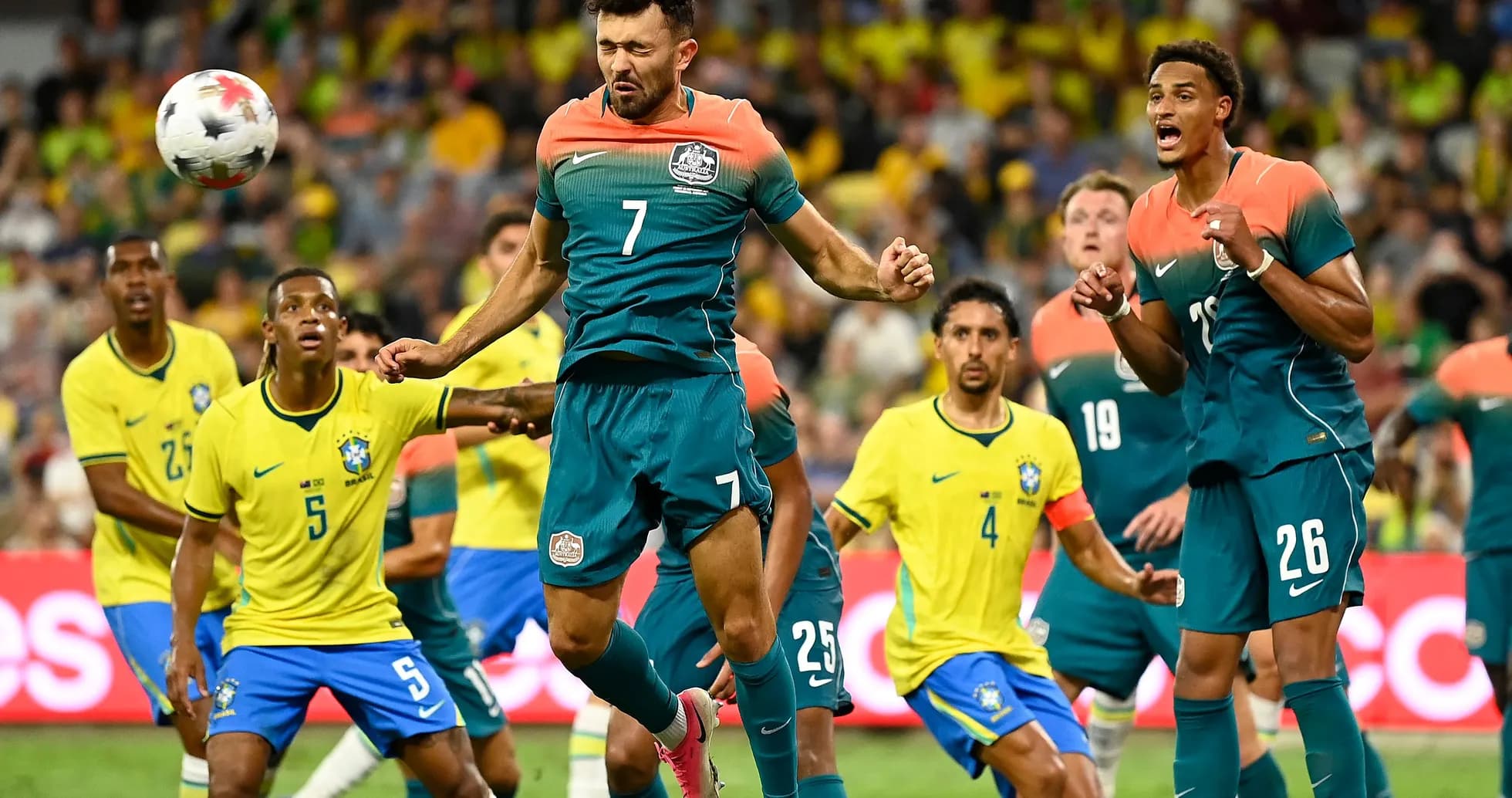Jugadores de Australia y Brasil compiten por el balón