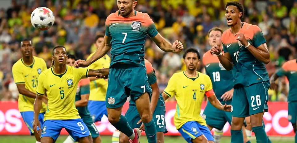 Jugadores de Australia y Brasil compiten por el balón