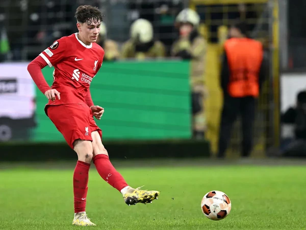 Jugador de Liverpool pateando el balón en el campo