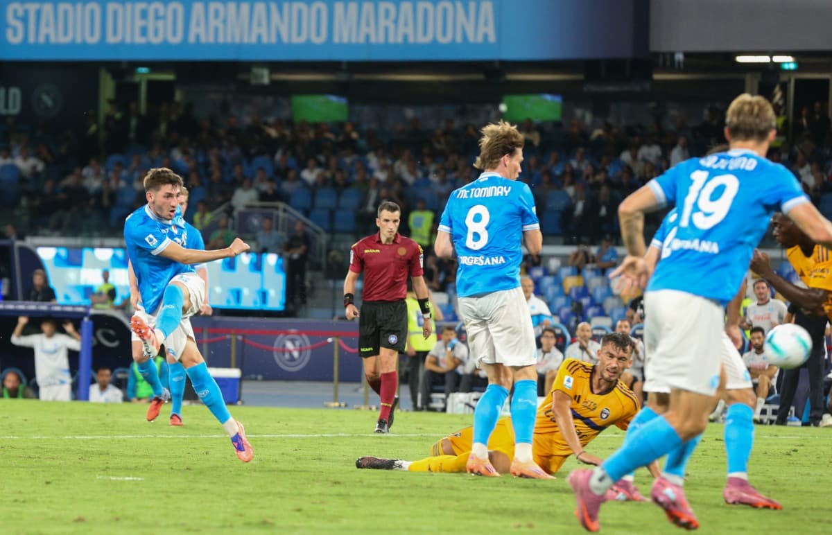 Jugador de Napoli disparando a portería