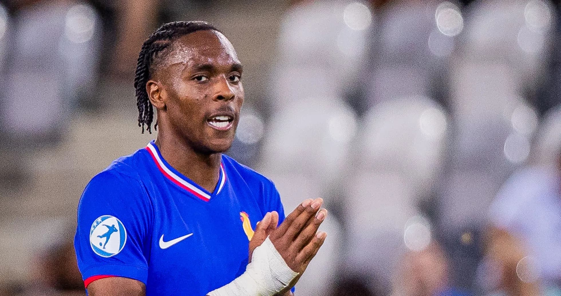 Jugador aplaudiendo durante partido de fútbol