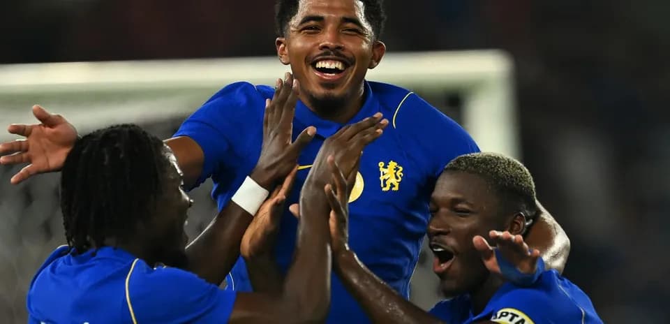 Jugadores de Chelsea celebrando un gol juntos