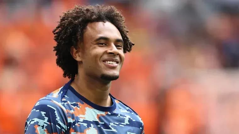 Jugador sonriendo durante calentamiento en el campo