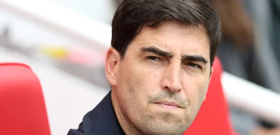 Entrenador sentado en el banquillo durante el partido