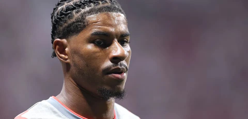 Jugador con trenzas en uniforme gris de fútbol