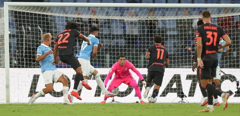 Un jugador de Lazio intenta anotar un gol