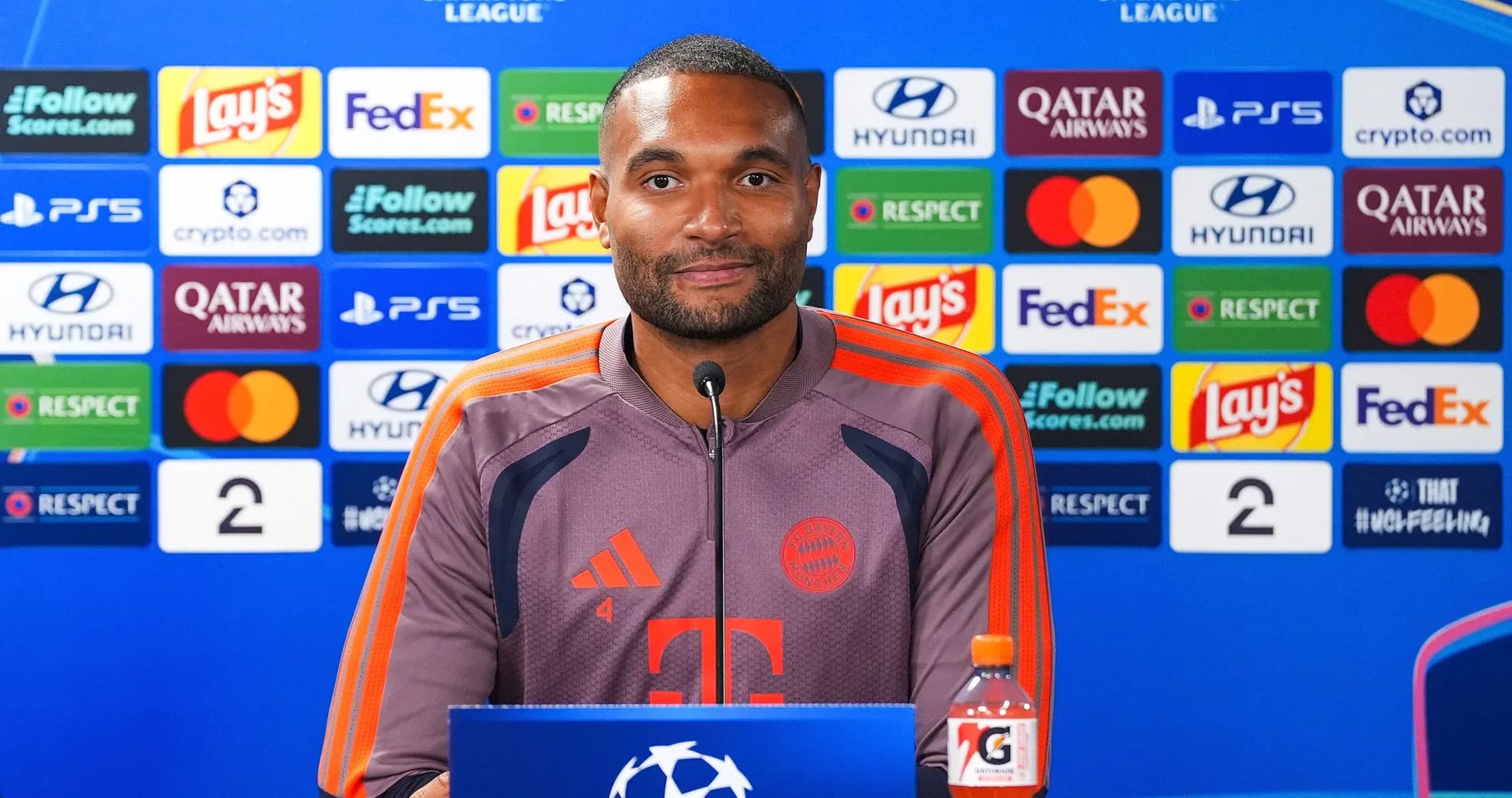 Jugador en conferencia de prensa de la Champions League