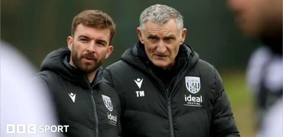 Entrenadores de West Bromwich Albion en sesión de entrenamiento