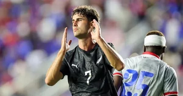 Jugador levantando las manos durante el partido