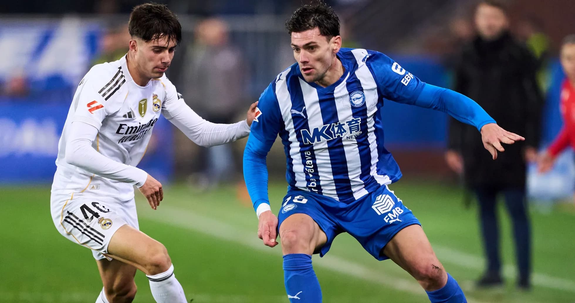 Jugador de Alavés driblando a jugador del Real Madrid