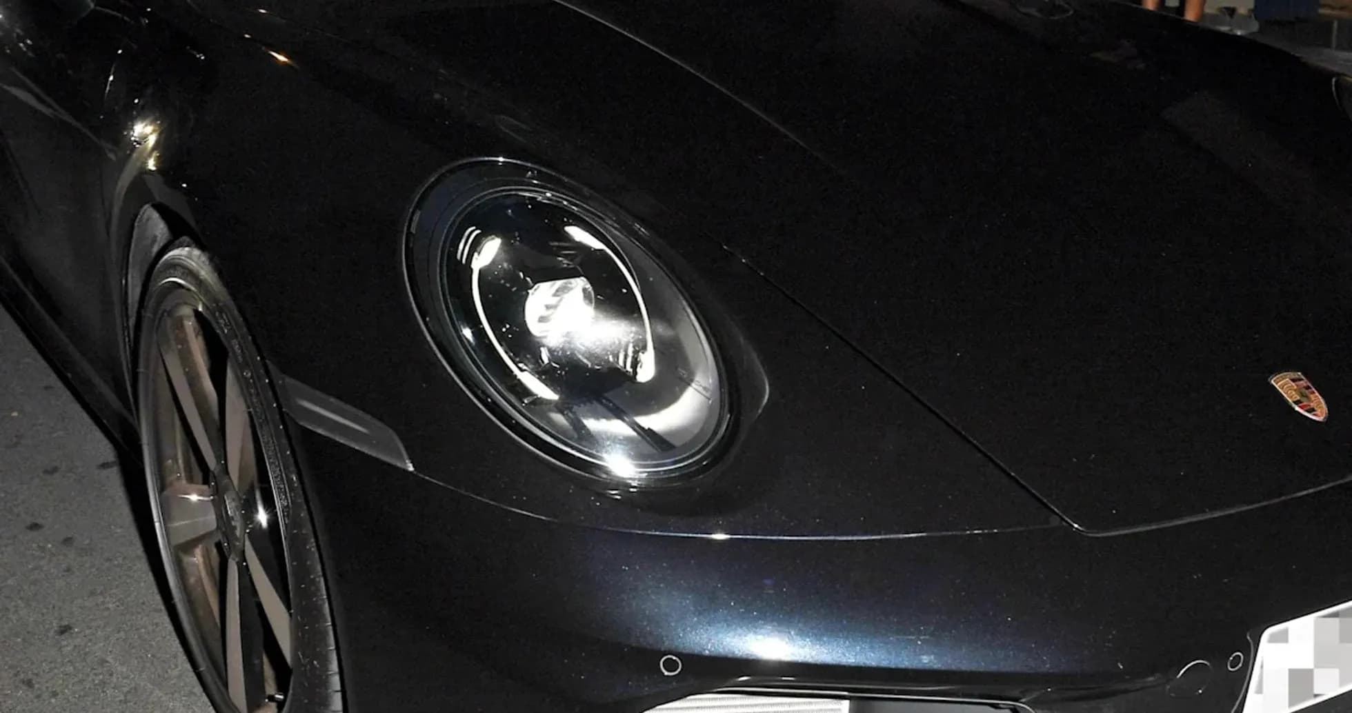 Dos hombres en un coche deportivo negro