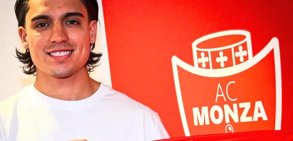 Jugador sosteniendo bufanda de AC Monza en presentación