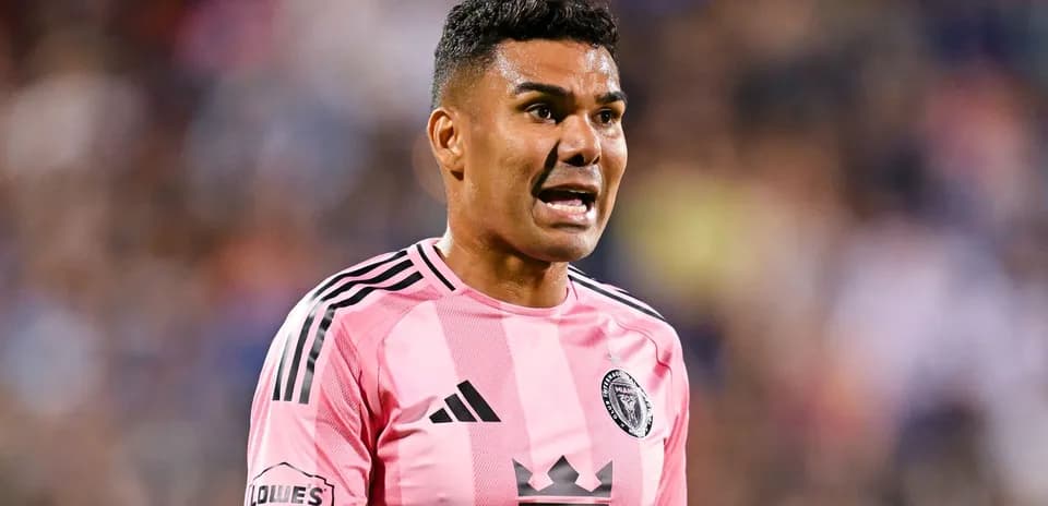 Jugador de fútbol hablando durante el partido