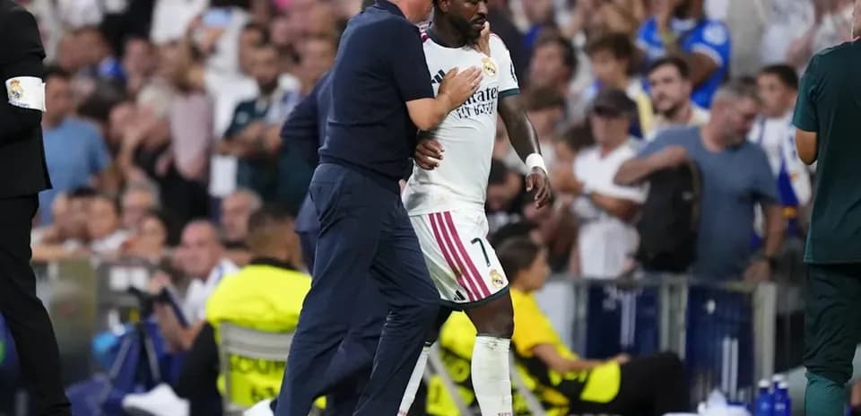 Entrenador hablando con jugador durante el partido