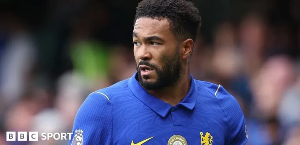 Jugador de Chelsea en uniforme azul durante el partido