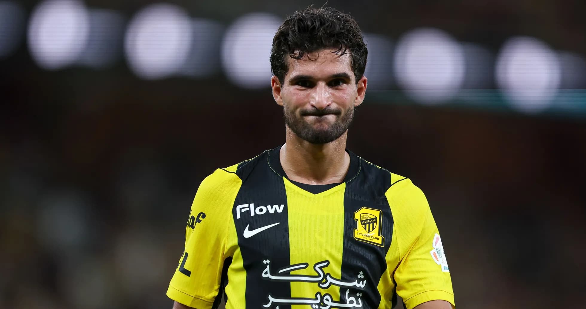 Jugador de Ittihad con camiseta amarilla y negra