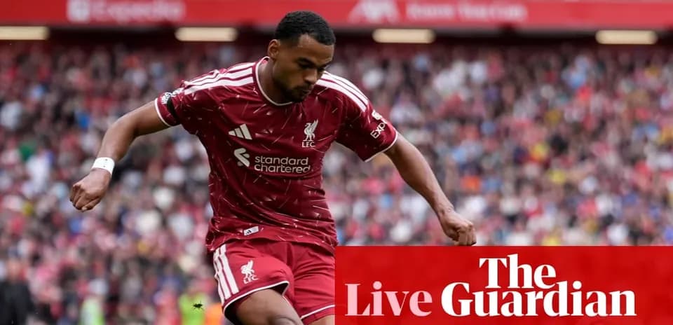 Jugador de Liverpool corriendo con el balón en el campo