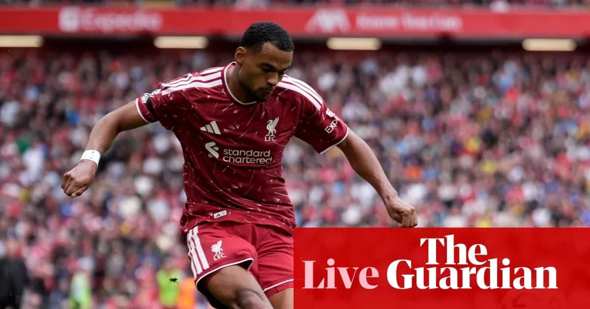 Jugador de Liverpool corriendo con el balón en el campo