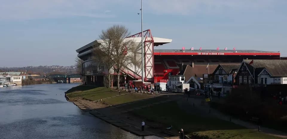 Estadio The City Ground junto al río