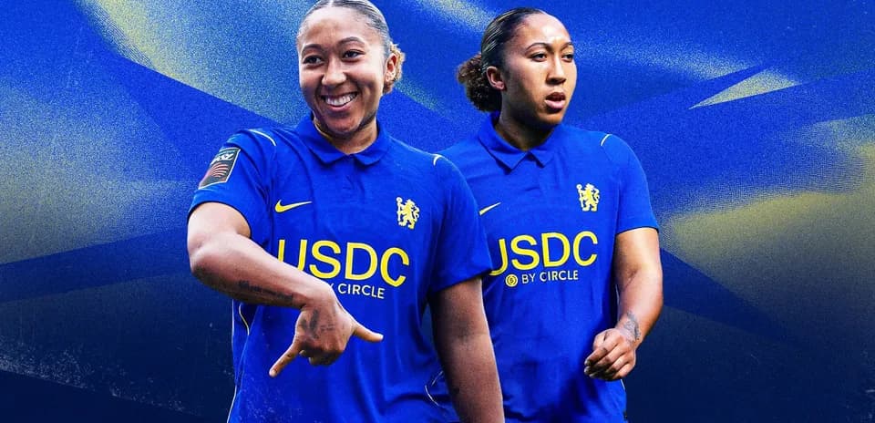 Jugadora de Chelsea en uniforme azul posando para foto