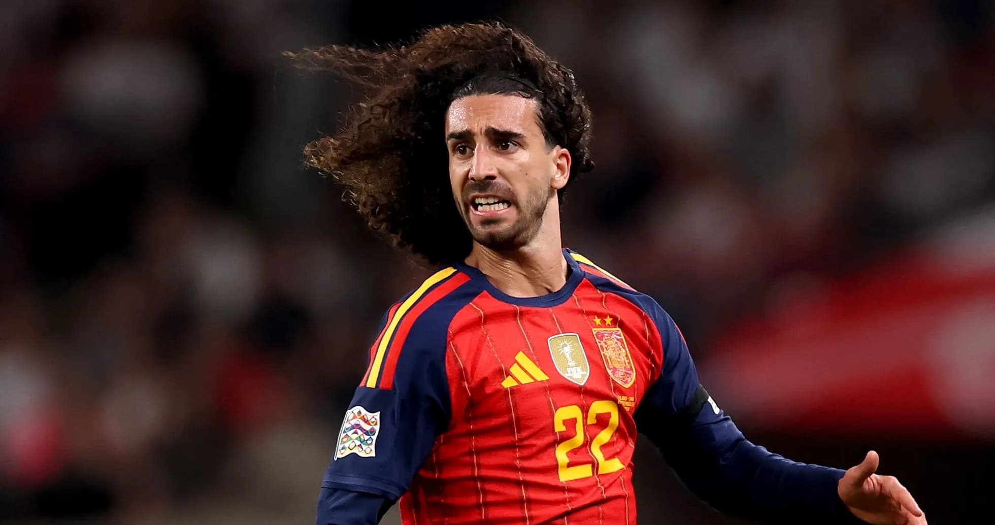 Jugador de España corriendo en camiseta roja y azul
