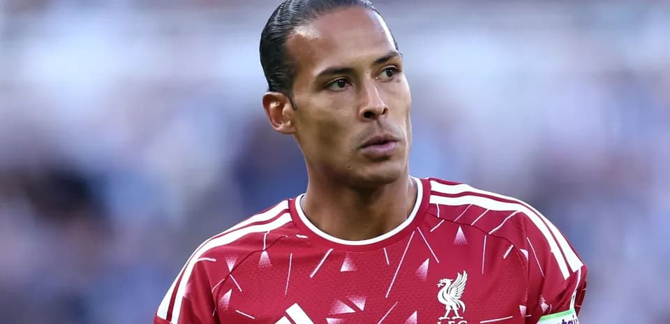 Jugador de Liverpool en uniforme rojo durante el partido