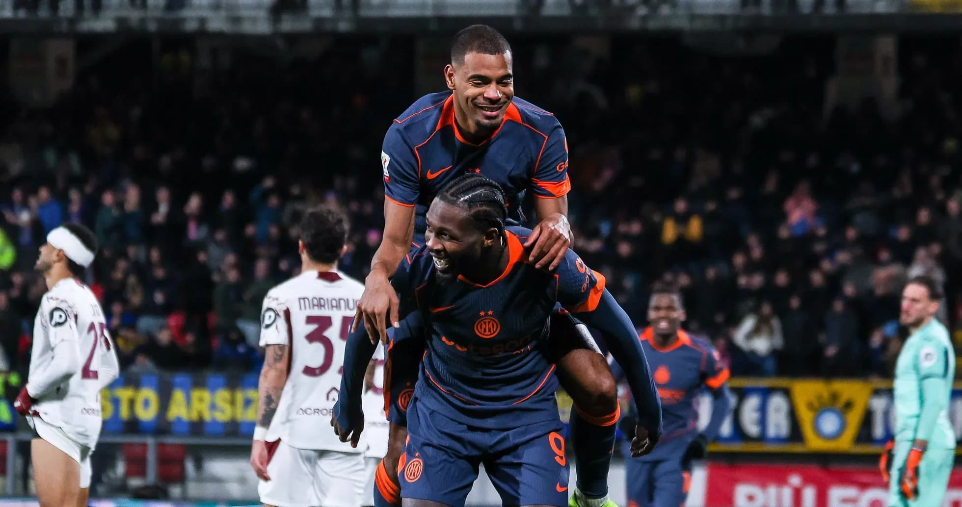 Jugadores celebrando un gol en el partido