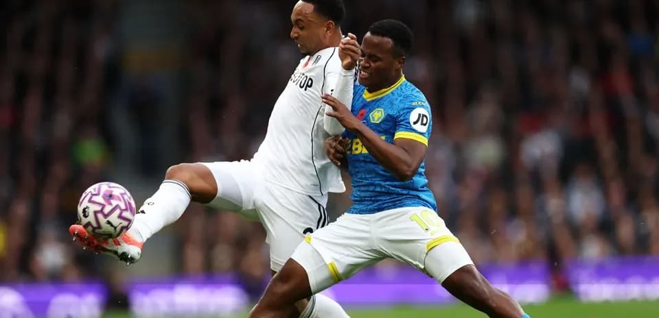 Jugadores de Fulham y Wolves compiten por el balón