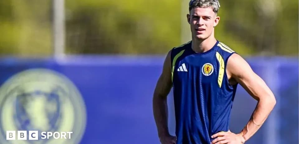 Jugador de fútbol entrenando en el campo