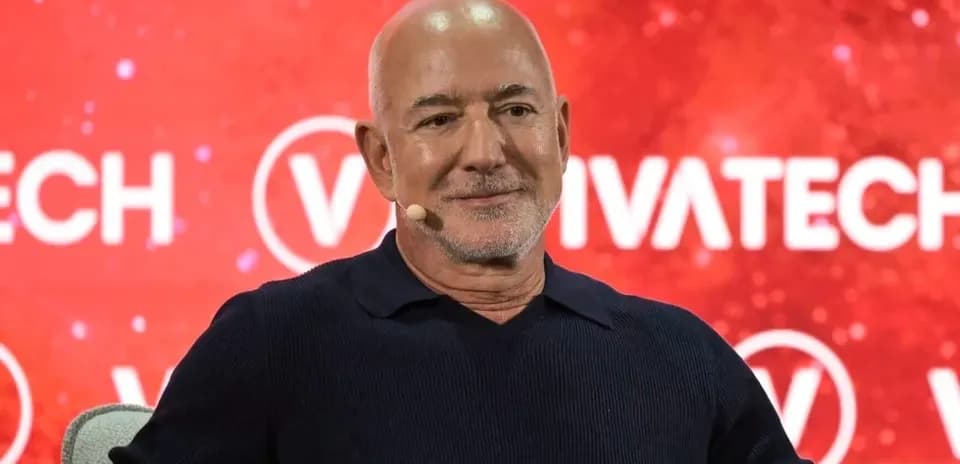 Hombre hablando en evento Vivatech con fondo rojo