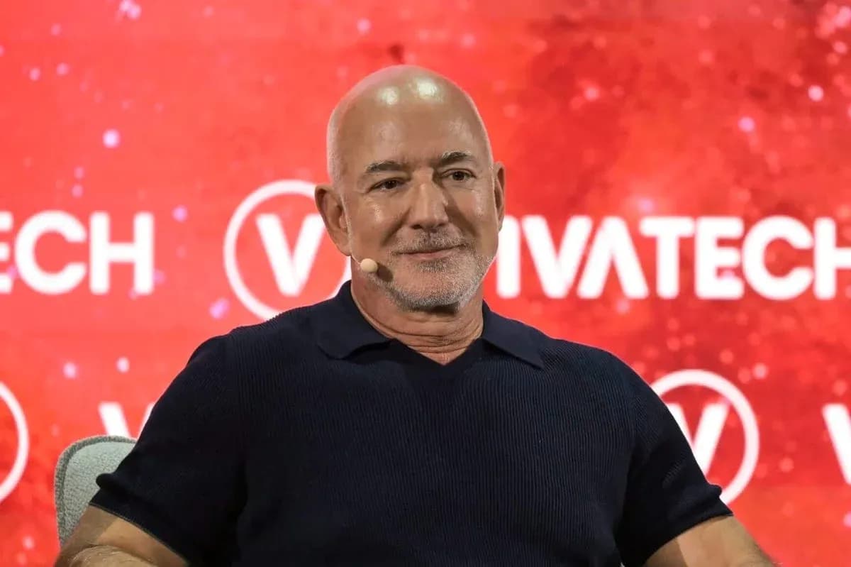 Hombre hablando en evento Vivatech con fondo rojo