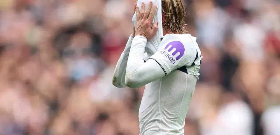 Jugador cubriéndose la cabeza con la camiseta
