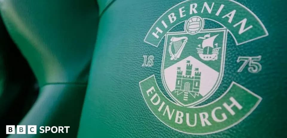 Escudo de Hibernian FC en fondo verde